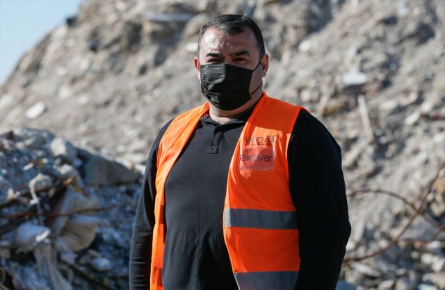 İzmirli depremzedelerin eşyaları için moloz yığınları arasında hassas çalışma