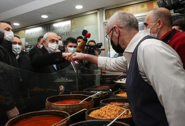 Kılıçdaroğlu İzmir’de hal esnafıyla buluştu