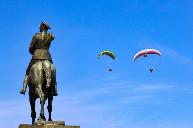 İzmir'de iki paramotorcu, sağlık çalışanları için havalandı