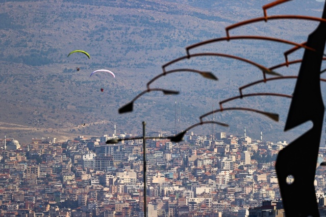 İzmir'de iki paramotorcu, sağlık çalışanları için havalandı