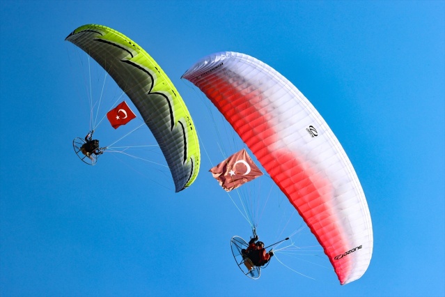 İzmir'de iki paramotorcu, sağlık çalışanları için havalandı