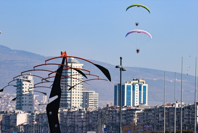 İzmir'de iki paramotorcu, sağlık çalışanları için havalandı