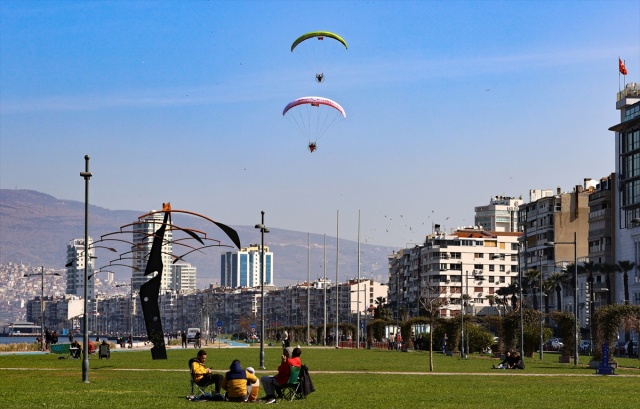 İzmir'de iki paramotorcu, sağlık çalışanları için havalandı