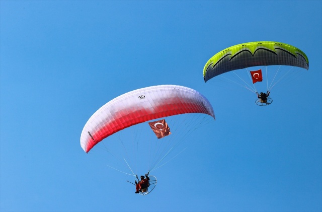 İzmir'de iki paramotorcu, sağlık çalışanları için havalandı