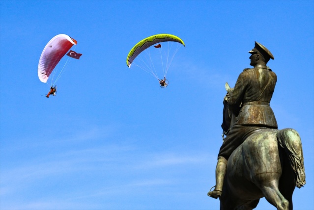 İzmir'de iki paramotorcu, sağlık çalışanları için havalandı