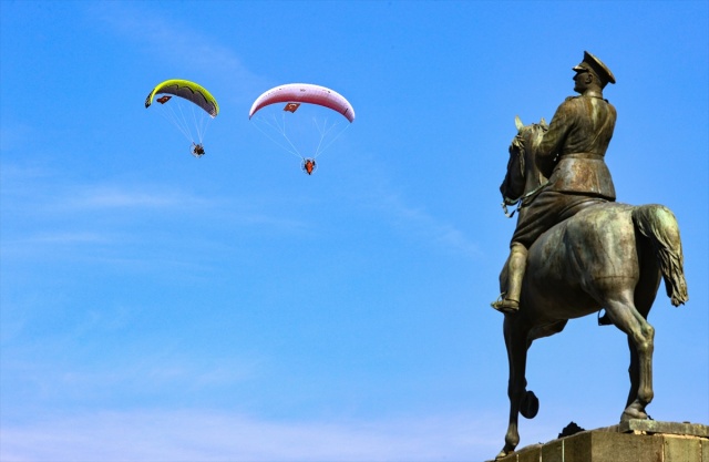 İzmir'de iki paramotorcu, sağlık çalışanları için havalandı