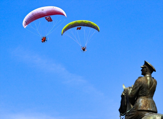 İzmir'de iki paramotorcu, sağlık çalışanları için havalandı