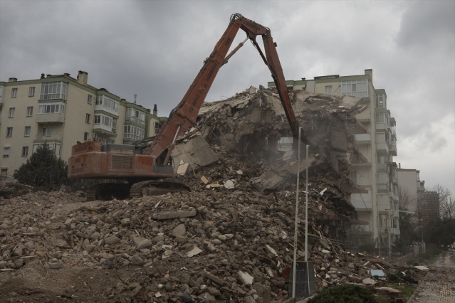 İzmir'deki depremde ağır hasar gören 488 bina daha yıkılacak