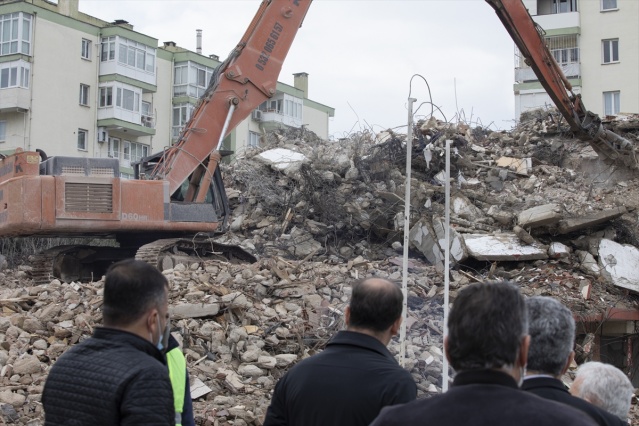 İzmir'deki depremde ağır hasar gören 488 bina daha yıkılacak