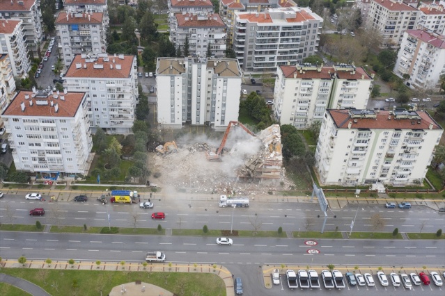 İzmir'deki depremde ağır hasar gören 488 bina daha yıkılacak