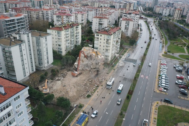 İzmir'deki depremde ağır hasar gören 488 bina daha yıkılacak