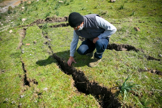 Çiğli Cumhuriyet Mahallesi Köseler Bölgesi'ndeki çatlaklar korkutuyor