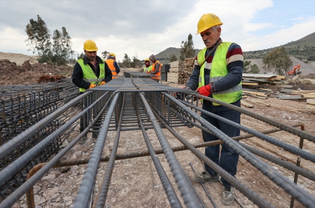 İzmir'de depremzedeler için yapılan konutlar yükselmeye başladı