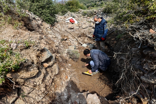 İzmir'de kaçak kazı sırasında manastır ve 1500 yıllık mozaik bulundu