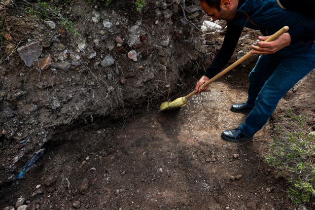 İzmir'de kaçak kazı sırasında manastır ve 1500 yıllık mozaik bulundu