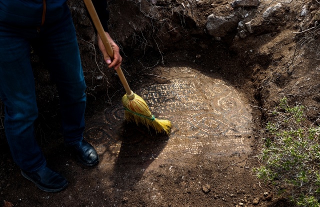 İzmir'de kaçak kazı sırasında manastır ve 1500 yıllık mozaik bulundu