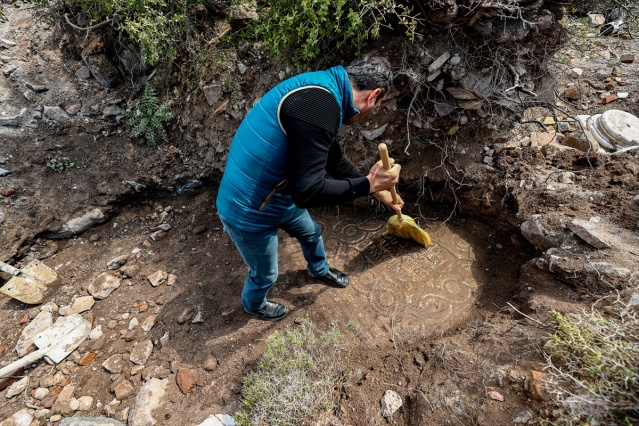 İzmir'de kaçak kazı sırasında manastır ve 1500 yıllık mozaik bulundu