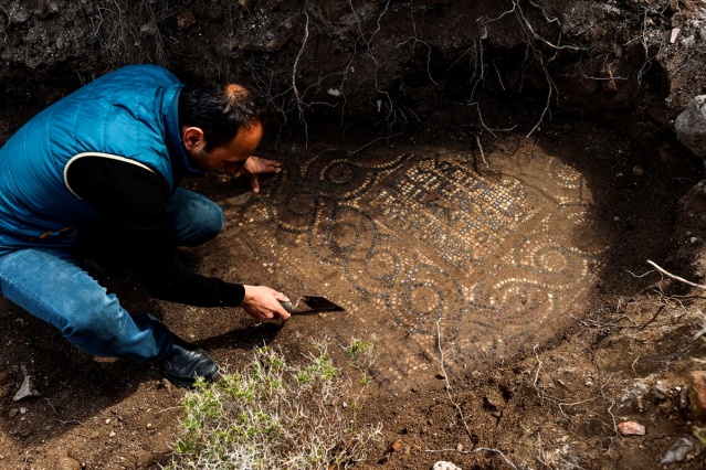 İzmir'de kaçak kazı sırasında manastır ve 1500 yıllık mozaik bulundu