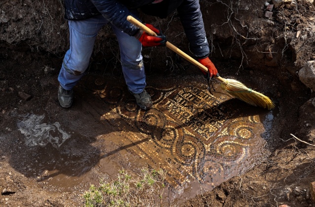 İzmir'de kaçak kazı sırasında manastır ve 1500 yıllık mozaik bulundu