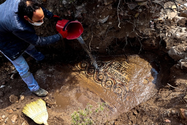 İzmir'de kaçak kazı sırasında manastır ve 1500 yıllık mozaik bulundu