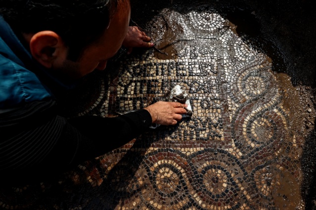 İzmir'de kaçak kazı sırasında manastır ve 1500 yıllık mozaik bulundu