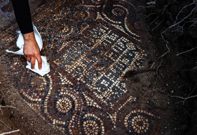 İzmir'de kaçak kazı sırasında manastır ve 1500 yıllık mozaik bulundu