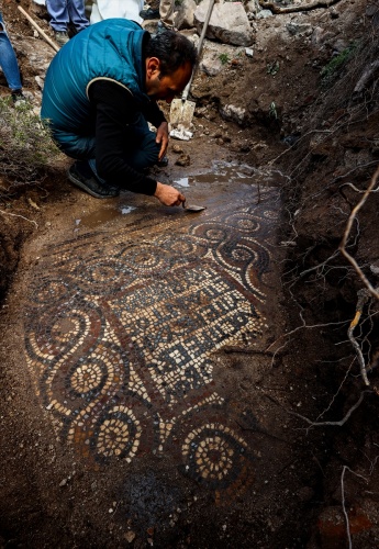 İzmir'de kaçak kazı sırasında manastır ve 1500 yıllık mozaik bulundu