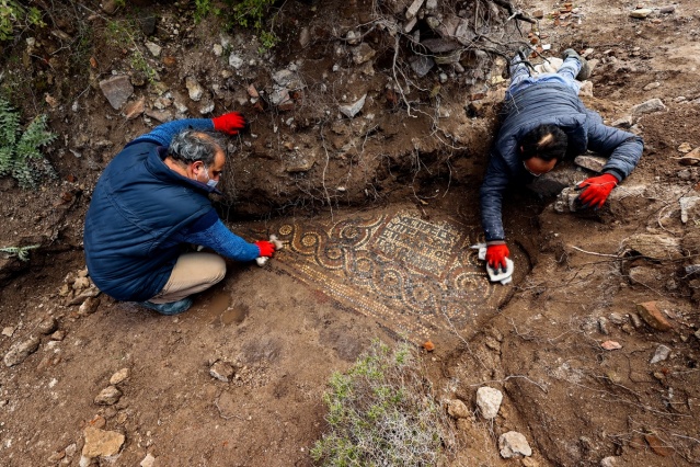 İzmir'de kaçak kazı sırasında manastır ve 1500 yıllık mozaik bulundu