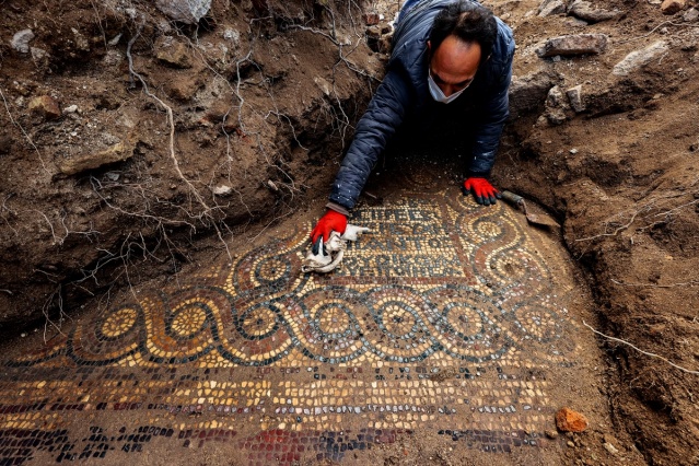 İzmir'de kaçak kazı sırasında manastır ve 1500 yıllık mozaik bulundu