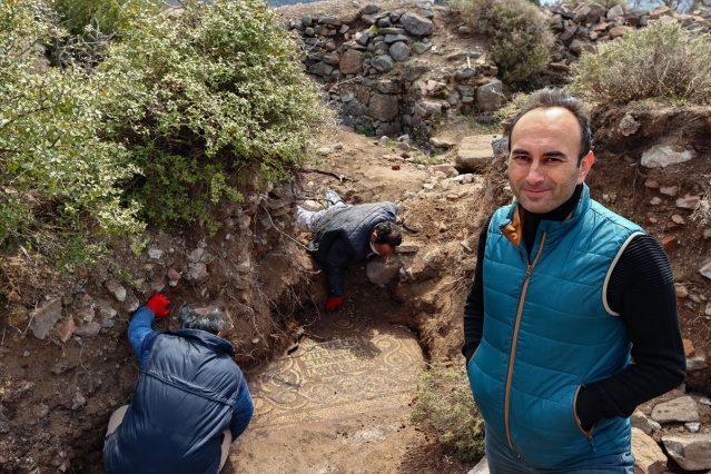 İzmir'de kaçak kazı sırasında manastır ve 1500 yıllık mozaik bulundu