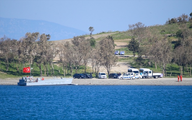 Foça'da denize düşen eğitim uçağının enkazı çıkarıldı