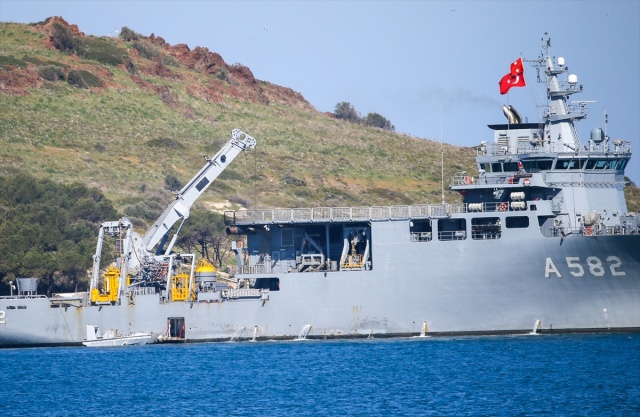 Foça'da denize düşen eğitim uçağının enkazı çıkarıldı