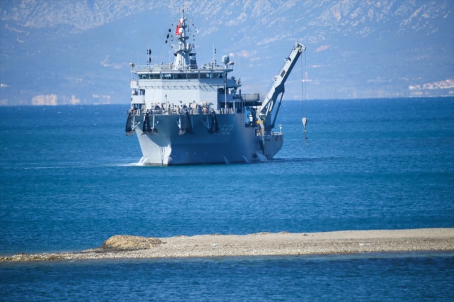 Foça'da denize düşen eğitim uçağının enkazı çıkarıldı