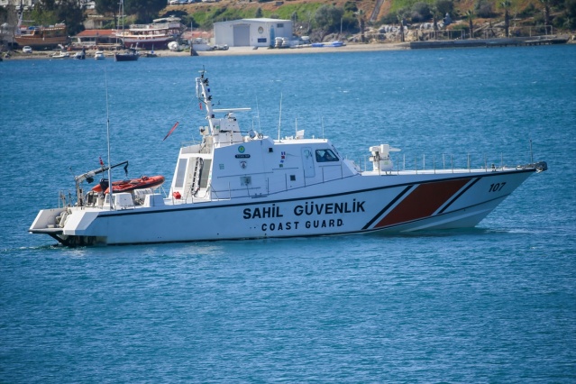 Foça'da denize düşen eğitim uçağının enkazı çıkarıldı