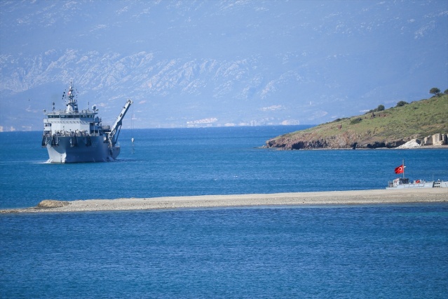 Foça'da denize düşen eğitim uçağının enkazı çıkarıldı