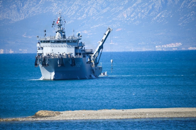 Foça'da denize düşen eğitim uçağının enkazı çıkarıldı