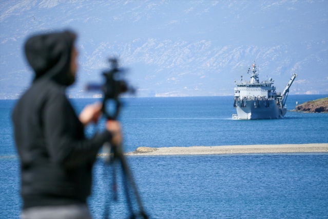 Foça'da denize düşen eğitim uçağının enkazı çıkarıldı