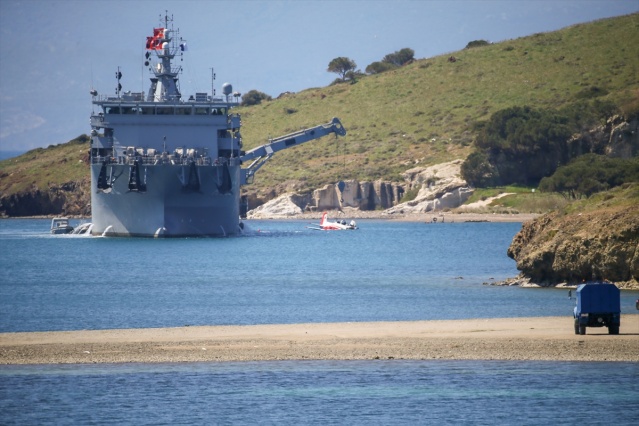 Foça'da denize düşen eğitim uçağının enkazı çıkarıldı