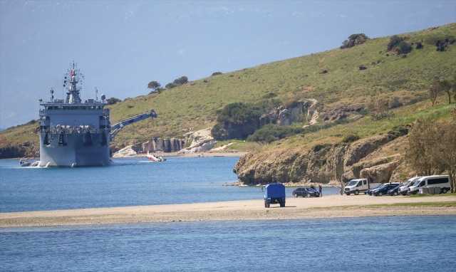 Foça'da denize düşen eğitim uçağının enkazı çıkarıldı