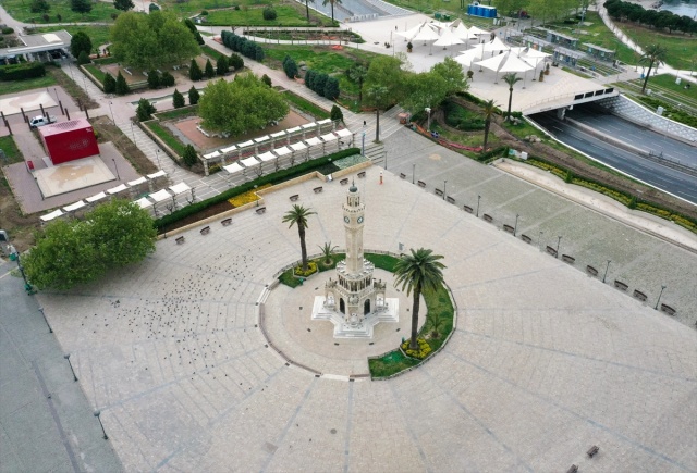 İzmir'de cadde ve sokaklarda sessizlik hakim