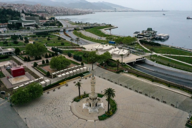 İzmir'de cadde ve sokaklarda sessizlik hakim