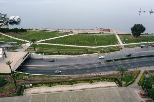 İzmir'de cadde ve sokaklarda sessizlik hakim