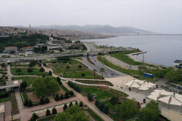 İzmir'de cadde ve sokaklarda sessizlik hakim