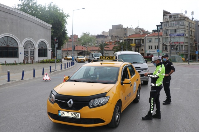 İzmir'de cadde ve sokaklarda sessizlik hakim