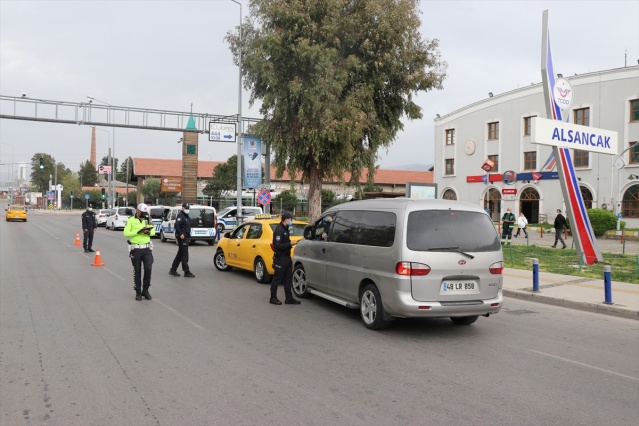 İzmir'de cadde ve sokaklarda sessizlik hakim