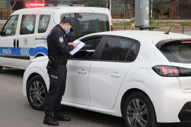 İzmir'de cadde ve sokaklarda sessizlik hakim