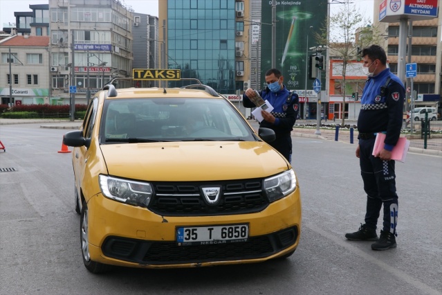 İzmir'de cadde ve sokaklarda sessizlik hakim