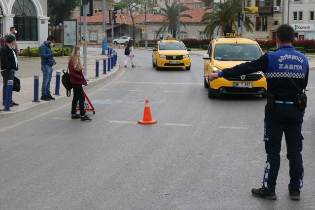 İzmir'de cadde ve sokaklarda sessizlik hakim