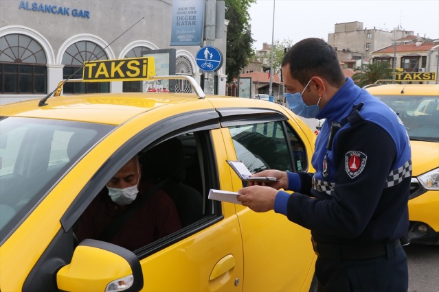 İzmir'de cadde ve sokaklarda sessizlik hakim