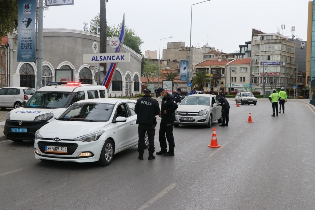 İzmir'de cadde ve sokaklarda sessizlik hakim